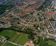 844640 Luchtfoto van de Kenaustraat en omgeving te Utrecht, uit het oosten. Op de voorgrond sportpark Thorbeckelaan, ...